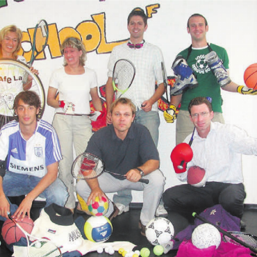 Pionier für die Sporttalente - Aus der Anfangszeit, hinten (v. l.): Gaby Neth, Pia Bienz, Stefan Schlegel, Willi Ongaro.– Kniend (v. l.): Matthias Marietan, Tobias Rohner, Don McLaren.