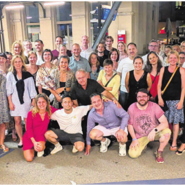 Pionier für die Sporttalente - Die Zahl 25 ist für Mitgründer Tobias Rohner (Bildmitte) nicht so wichtig, die Entwicklung seiner Sportschule ist für ihn massgebend: Das Team der «United school of sports» anlässlich des Jubiläumsweekends zum 25-jährigen Bestehen.