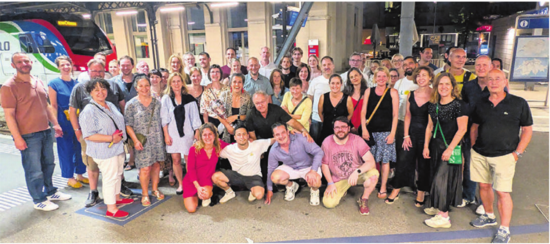 Die Zahl 25 ist für Mitgründer Tobias Rohner (Bildmitte) nicht so wichtig, die Entwicklung seiner Sportschule ist für ihn massgebend: Das Team der «United school of sports» anlässlich des Jubiläumsweekends zum 25-jährigen Bestehen. Die Zahl 25 ist für Mitgründer Tobias Rohner (Bildmitte) nicht so wichtig, die Entwicklung seiner Sportschule ist für ihn massgebend: Das Team der «United school of sports» anlässlich des Jubiläumsweekends zum 25-jährigen Bestehen.