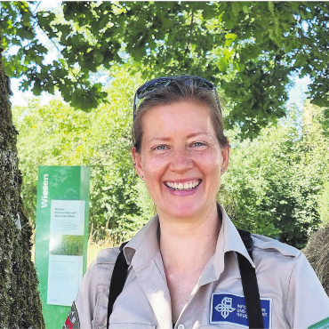 Hinaus in die Natur - Fabienne Dahinden ist Stellvertreterin des Ranger-Teams bei der Stiftung Reusstal. Sie betreut das Junior-Ranger-Programm. Bild: Verena Anna Wigger