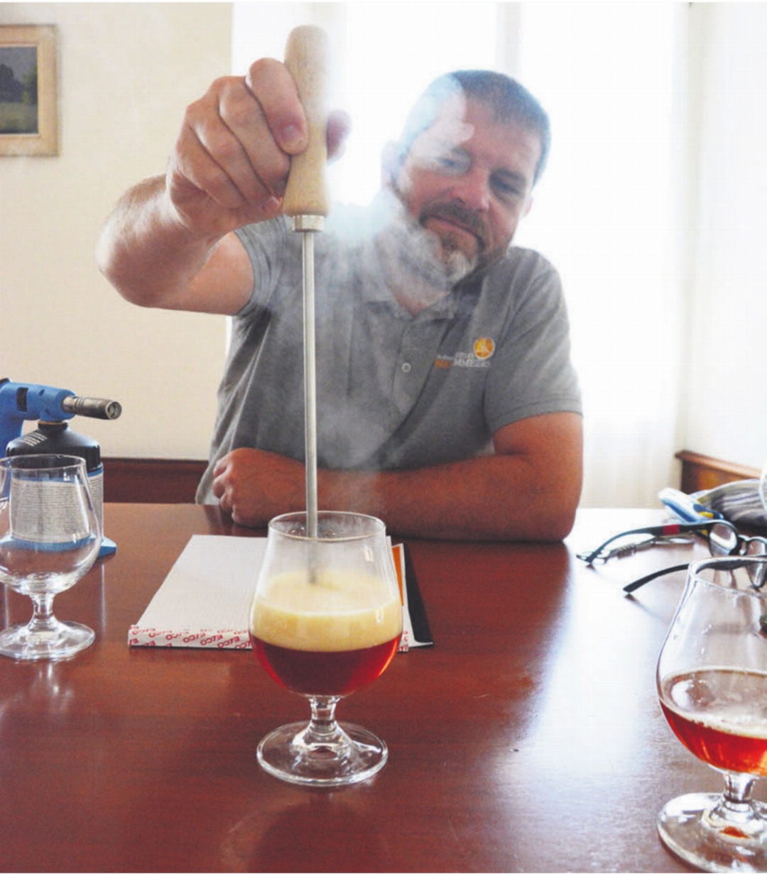 Es dampft, es blubbert. Das Bier-Stacheln ist eine alte Methodik, die einst die Schmiede erfanden. Marcel Riesen zeigt und erklärt, wie sich das Bier beim Stacheln verändert. Es dampft, es blubbert. Das Bier-Stacheln ist eine alte Methodik, die einst die Schmiede erfanden. Marcel Riesen zeigt und erklärt, wie sich das Bier beim Stacheln verändert.