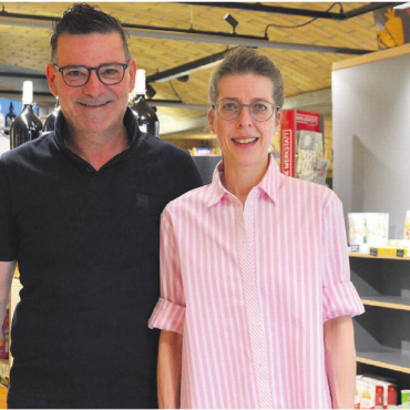 Dolce Vita geht auch hier - Luigi Spina und Katrin Bürkli in ihrem Laden in der einstigen Klosterapotheke. «Hier fühlen wir uns rundum wohl», sagen die beiden.    Bild: Annemarie Keusch