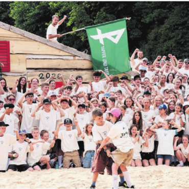 Mit selbst gestaltetem Schwingfest - Schwingfest und Gruppenbild in einem: die Kinder von Jungwacht und Blauring Muri.    Bilder: zg