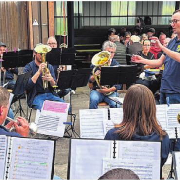Im Dorf musiziert - Die Musizierenden geben ihr Können vor grossem Publikum zum Besten.    Bild: zg