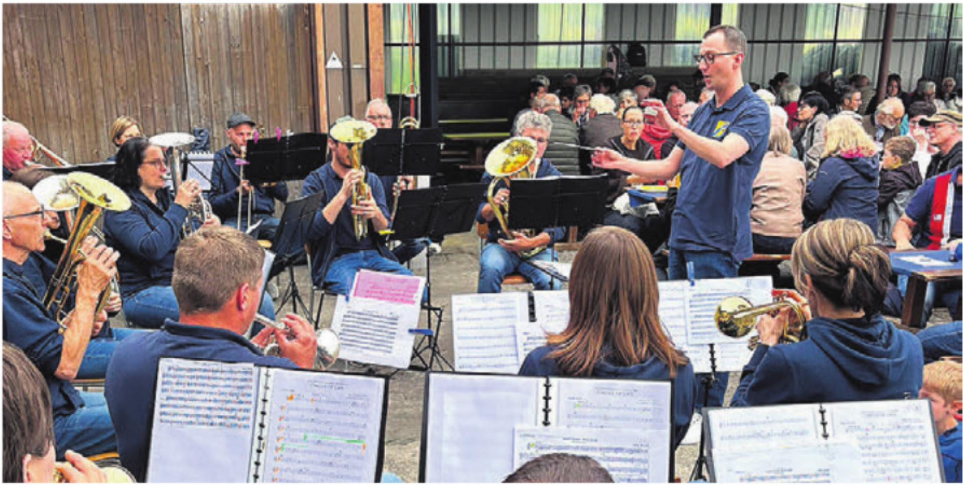 Die Musizierenden geben ihr Können vor grossem Publikum zum Besten.    Bild: zg - Das Bild wird blockiert. – Möglicherweise durch einen aktiven Adblocker.
