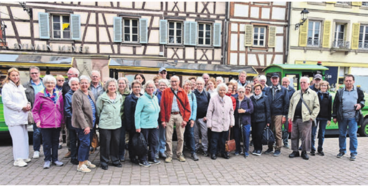 Gruppenbild der «Mir sind derbi»-Gruppe vor dem Petit Train in Colmar. Bild: zg