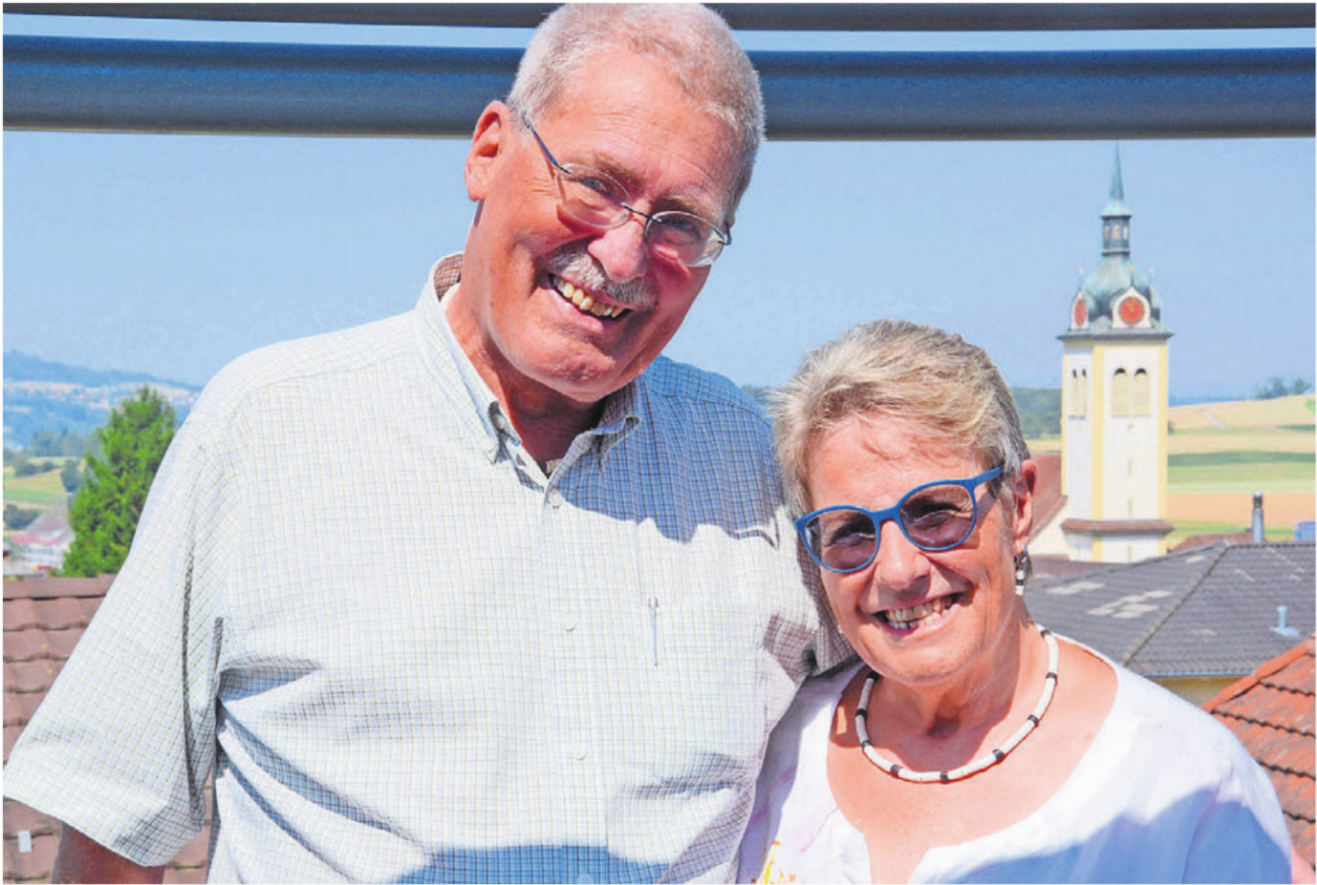 Von der Terrasse ihres Eigenheims haben Thomas und Ruth Furrer einen wunderbaren Blick auf Sarmenstorf. «Hier gefällt es uns, hier bleiben wir», sagen die beiden neuen Ehrenbürger denn auch. Bilder: Chregi Hansen / zg - Das Bild wird blockiert. – Möglicherweise durch einen aktiven Adblocker.