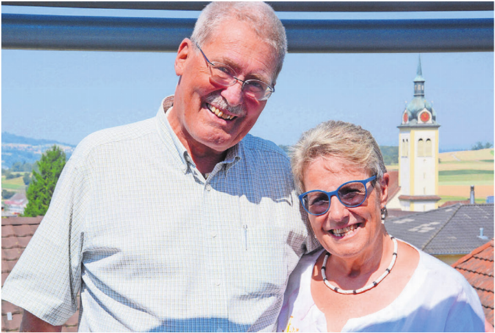 Von der Terrasse ihres Eigenheims haben Thomas und Ruth Furrer einen wunderbaren Blick auf Sarmenstorf. «Hier gefällt es uns, hier bleiben wir», sagen die beiden neuen Ehrenbürger denn auch. Bilder: Chregi Hansen / zg Von der Terrasse ihres Eigenheims haben Thomas und Ruth Furrer einen wunderbaren Blick auf Sarmenstorf. «Hier gefällt es uns, hier bleiben wir», sagen die beiden neuen Ehrenbürger denn auch. Bilder: Chregi Hansen / zg