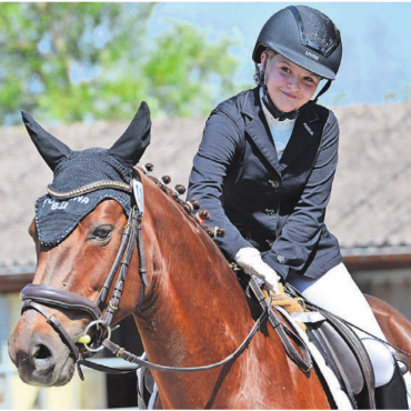 Sportliches Sommerfest - Hannah Stotz auf Fortuna B.U. ist stolz auf ihre erste Turnierteilnahme. Sie konnte Rang 8 in der Prüfung 7 erreichen.