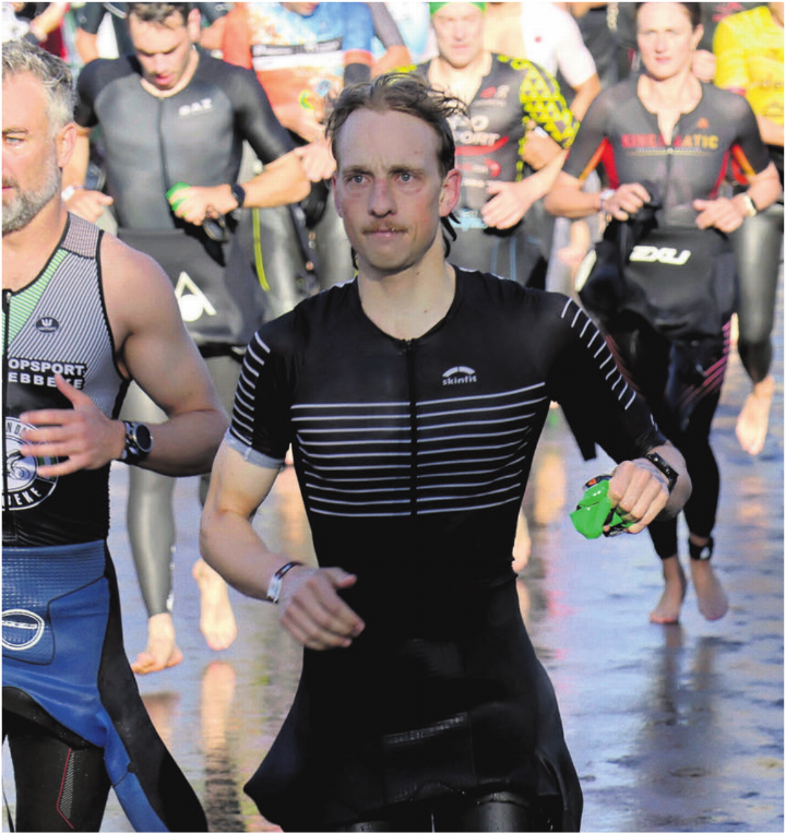 Die Wellen im Wasser setzten Jannis Fischer zu. Es ist ihm aber gelungen durchzubeissen. Nach vier Marathons, einem Backyard Ultra und einem Ironman-Triathlon über die halbe Distanz hat der Merenschwander in Thun jetzt auch einen kompletten Ironman abgeschlossen. Bilder: zg Die Wellen im Wasser setzten Jannis Fischer zu. Es ist ihm aber gelungen durchzubeissen. Nach vier Marathons, einem Backyard Ultra und einem Ironman-Triathlon über die halbe Distanz hat der Merenschwander in Thun jetzt auch einen kompletten Ironman abgeschlossen. Bilder: zg