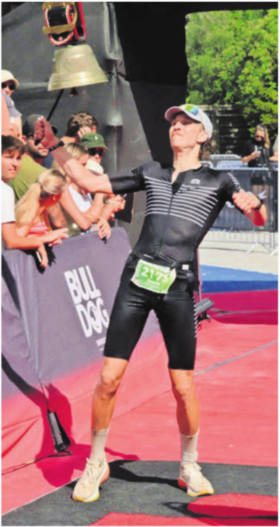 Darf die Glocke läuten lassen: Jannis Fischer hat den Ironman beendet. Darf die Glocke läuten lassen: Jannis Fischer hat den Ironman beendet.