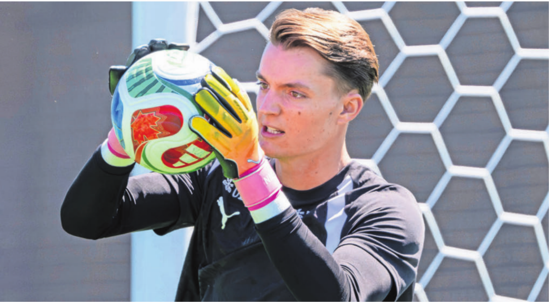 Marvin Keller beim Training des Schweizer Teams. Zu einem WM-Einsatz hat es für den Beriker nicht gereicht. Er wollte das Team aber zumindest im Training und neben dem Platz pushen.    Bild: Freshfocus - Das Bild wird blockiert. – Möglicherweise durch einen aktiven Adblocker.