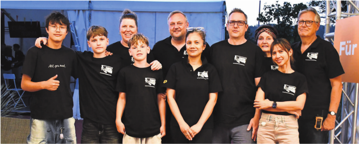 Drei Generationen der Familie Bachmann arbeiten bereits hinter den Kulissen des Open-Air-Kinos mit. Was im Kleinen begann, ist nun ein Familienunternehmen. Bilder: Monica Rast Drei Generationen der Familie Bachmann arbeiten bereits hinter den Kulissen des Open-Air-Kinos mit. Was im Kleinen begann, ist nun ein Familienunternehmen. Bilder: Monica Rast
