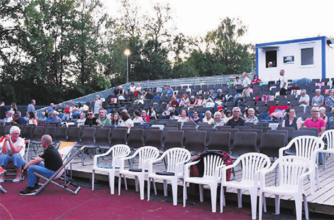 Beim Eindunkeln füllen sich langsam die Sitzplätze des Open-Air-Kinos. Beim Eindunkeln füllen sich langsam die Sitzplätze des Open-Air-Kinos.