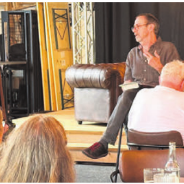 Thriller in der Oldtimer-Bar - Autor Harry Schaerer fand in Oberlunkhofen ein interessiertes Publikum. Bild: zg