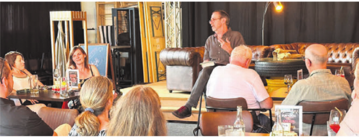 Autor Harry Schaerer fand in Oberlunkhofen ein interessiertes Publikum. Bild: zg