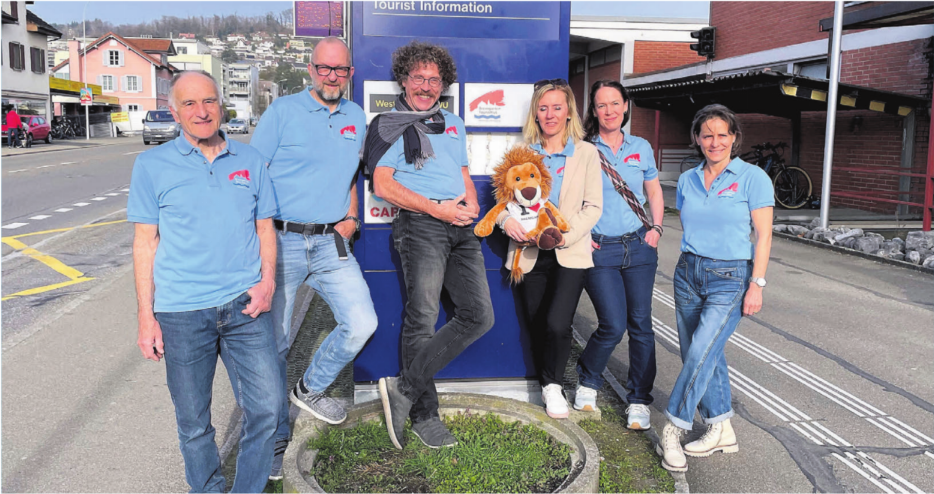 Dachstrail löst Löwenspur ab. Der Bremgarten-Tourismus-Vorstand, (v. l.) Tschösy Meier, Ralph Nikolaiski, Franky Weber, Sonja Schneiderbauer, Martina Eller, Ruth Meier, bei der Erstbegehung im März. Es fehlen: Claudia Bamert, Juri Tirez. Bild: zg - Das Bild wird blockiert. – Möglicherweise durch einen aktiven Adblocker.