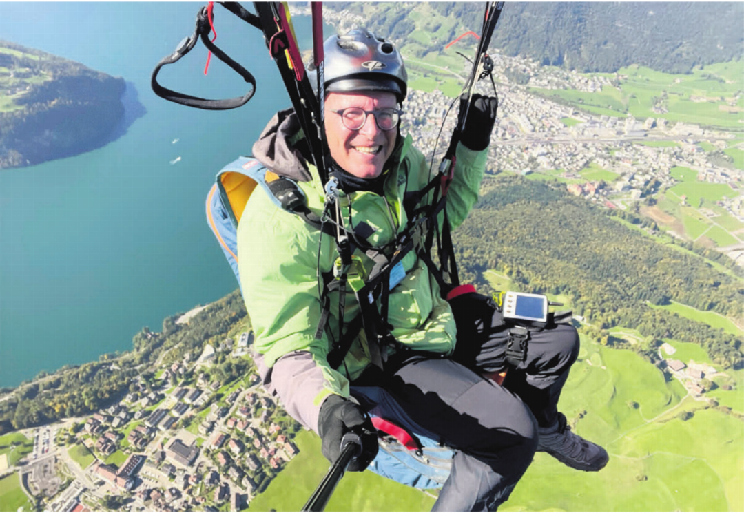 Ganz oben über der Bergwelt, da geniesst Pascal Gregor die grenzenlose Freiheit. Mit seinem neuen Hobby hat sich der Kirchenratspräsident einen Bubentraum erfüllt.
Bilder: dm/zg Ganz oben über der Bergwelt, da geniesst Pascal Gregor die grenzenlose Freiheit. Mit seinem neuen Hobby hat sich der Kirchenratspräsident einen Bubentraum erfüllt.
Bilder: dm/zg