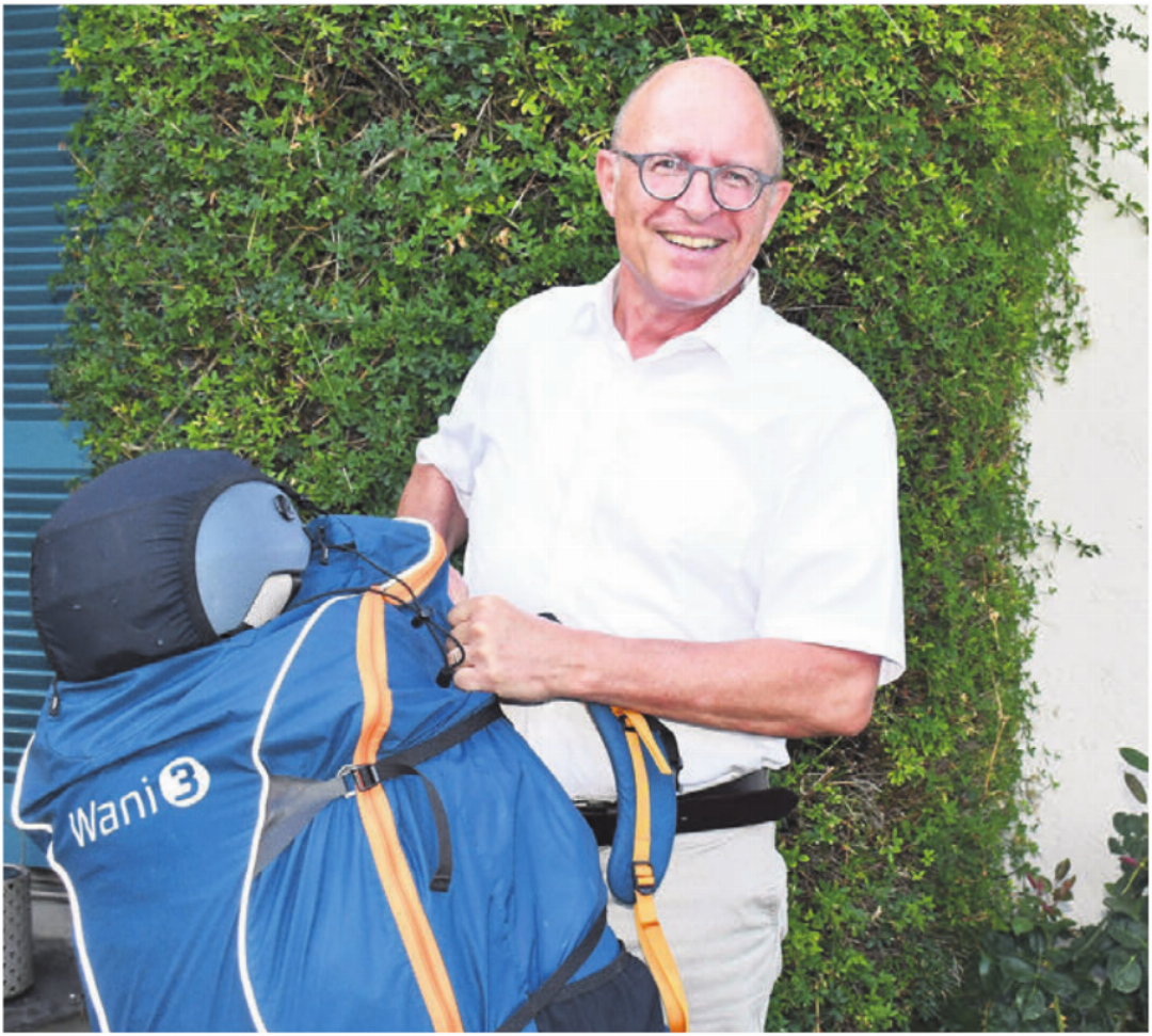 In einem Rucksack ist alles verstaut, was er braucht: Pascal Gregor präsentiert seinen verpackten Gleitschirm. In einem Rucksack ist alles verstaut, was er braucht: Pascal Gregor präsentiert seinen verpackten Gleitschirm.