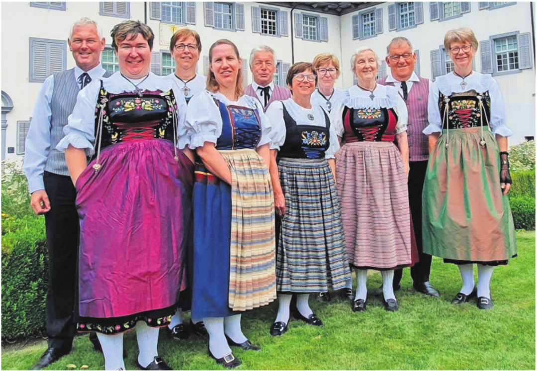 Ein Grossteil der aktiven Tänzerinnen und Tänzer der Trachtetanzlüüt Chloschterdorf posiert vor dem Kloster Muri. Bilder: zg Ein Grossteil der aktiven Tänzerinnen und Tänzer der Trachtetanzlüüt Chloschterdorf posiert vor dem Kloster Muri. Bilder: zg