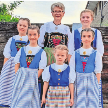 Aus Liebe zur Folklore - Co-Präsidentin Hildegard Ruf mit fünf ihrer Enkelinnen – sie machen fleissig in der Kindertanzgruppe mit.