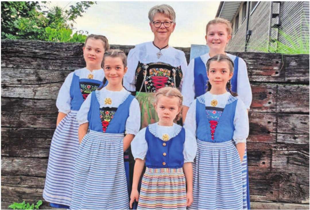 Co-Präsidentin Hildegard Ruf mit fünf ihrer Enkelinnen – sie machen fleissig in der Kindertanzgruppe mit. Co-Präsidentin Hildegard Ruf mit fünf ihrer Enkelinnen – sie machen fleissig in der Kindertanzgruppe mit.