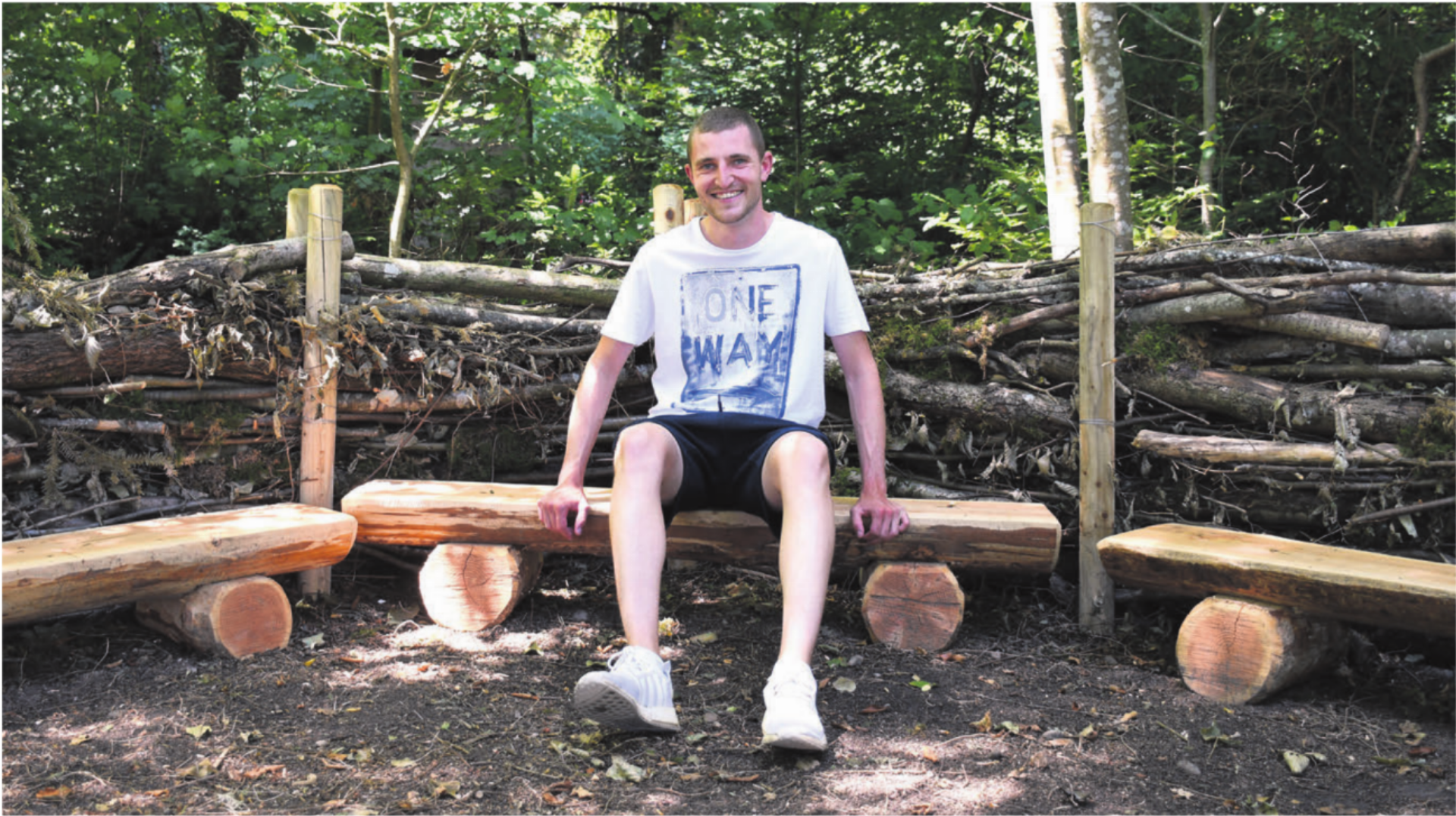 Corsin Stöckli sitzt zur Probe auf dem neuen Waldsofa beim Wasserturm in Aristau. Die Schule Aristau und der Forstbetrieb haben es im Frühsommer erbaut. Die sechs Bänkli zum Sofa hat die Ortsbürgergemeinde gesponsert. «Hier wird das Wirken der Ortsbürger sichtbar», sagt Stöckli, der sich freut, dass sie für die Schule dieses externe Zimmer mitgestalten konnten. Bild: Verena Anna Wigger - Das Bild wird blockiert. – Möglicherweise durch einen aktiven Adblocker.