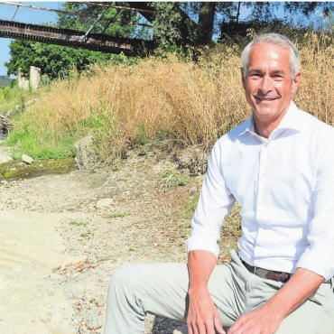 Die Dinge genau ausleuchten - Patrick Keller hat Freude an der laufenden Bünzrenaturierung. «Das bringt eine Aufwertung des Dorfes», sagt er. Bild: Chregi Hansen