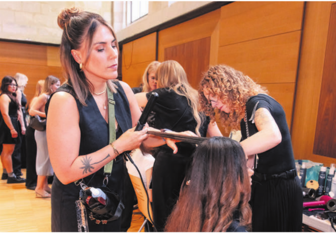 An der Haute Couture Fashion Week Paris werden die Models gleich von mehreren Hairstylisten für den Laufsteg frisiert. An der Haute Couture Fashion Week Paris werden die Models gleich von mehreren Hairstylisten für den Laufsteg frisiert.