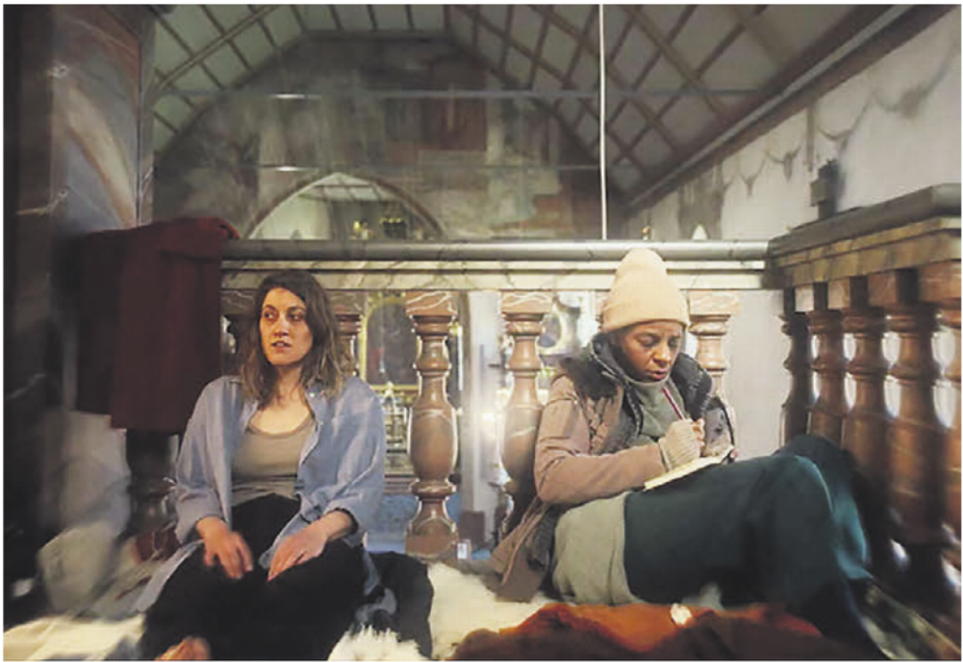 Nacht in der Bremgarter Stadtkirche: Dass sie hier Zuflucht findet, spielt im Film für die obdachlose Cordula (l.) eine wichtige Rolle. Bild: zg Nacht in der Bremgarter Stadtkirche: Dass sie hier Zuflucht findet, spielt im Film für die obdachlose Cordula (l.) eine wichtige Rolle. Bild: zg