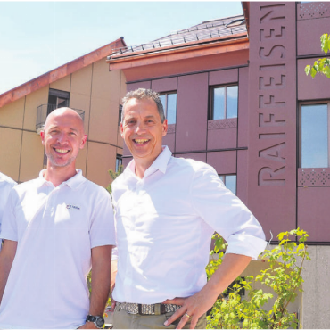 Vorfreude auf den September - André Bächinger, Vorsitzender der Bankleitung, Bauleiter Thomas Zürcher und Reto Schoch, Leiter der Baukommission (von links), vor dem Bank-Neubau. Bilder: Thomas Stöckli