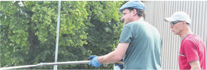 Klärmeister Ruedi Birrer (rechts) instruiert seine temporäre Hilfskraft. Bild: ake Klärmeister Ruedi Birrer (rechts) instruiert seine temporäre Hilfskraft. Bild: ake