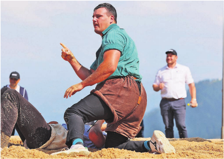 Sieg gegen Benno Heinzer. Joel Strebel sichert sich mit dem Erfolg im 6. Gang seinen dritten Bergkranz. Bilder: Pascale Alpiger Sieg gegen Benno Heinzer. Joel Strebel sichert sich mit dem Erfolg im 6. Gang seinen dritten Bergkranz. Bilder: Pascale Alpiger
