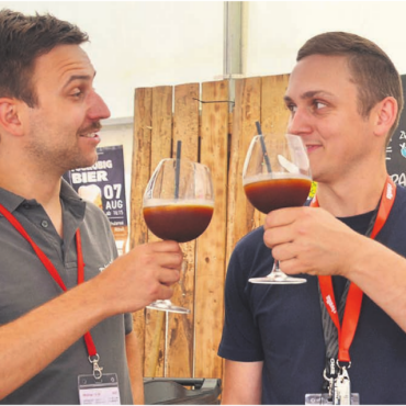 Das Miteinander gefeiert - Mit dem neuen Espresso-Martini-Slushie stossen OK-Präsident Oliver Leu (links) und Pascal Villiger, Chef des Kafi-Egge, auf die gelungene Beizen-Rochade an.    Bild: Thomas Stöckli