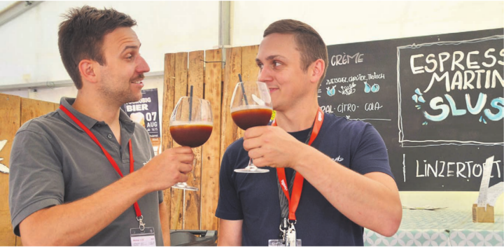 Mit dem neuen Espresso-Martini-Slushie stossen OK-Präsident Oliver Leu (links) und Pascal Villiger, Chef des Kafi-Egge, auf die gelungene Beizen-Rochade an. Bild: Thomas Stöckli Mit dem neuen Espresso-Martini-Slushie stossen OK-Präsident Oliver Leu (links) und Pascal Villiger, Chef des Kafi-Egge, auf die gelungene Beizen-Rochade an. Bild: Thomas Stöckli