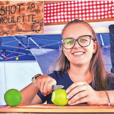 Das Miteinander gefeiert - Jasmin Villiger, Chefin der Mojito-Bar, schneidet Limetten-Nachschub für die beliebten Drinks.