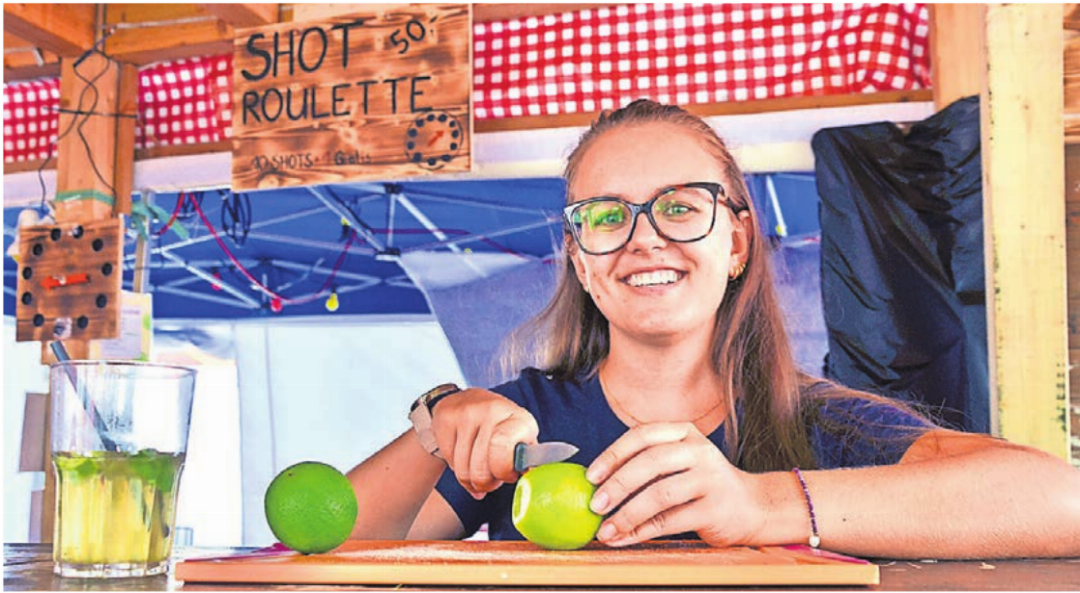 Jasmin Villiger, Chefin der Mojito-Bar, schneidet Limetten-Nachschub für die beliebten Drinks. Jasmin Villiger, Chefin der Mojito-Bar, schneidet Limetten-Nachschub für die beliebten Drinks.