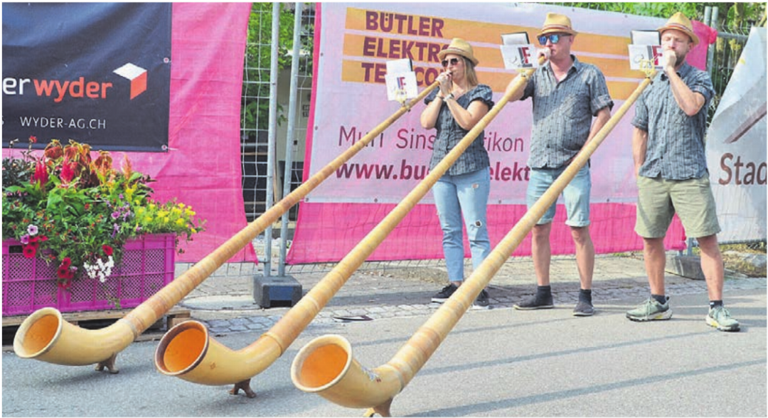 Die Ländlerfrönde Freiamt tragen zum musikalischen Gesamterlebnis bei. Die Ländlerfrönde Freiamt tragen zum musikalischen Gesamterlebnis bei.