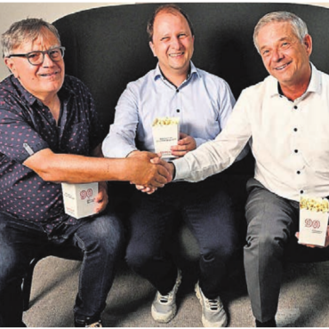 Langjährige Partnerschaft - Sponsoring-Verlängerung Raiffeisenbank Oberfreiamt mit Kino Mansarde, von links: Reto Holzgang und Samuel Stroppel, Kino Mansarde, Marc Jordan, Vorsitzender Bankleitung Raiffeisenbank Oberfreiamt.   Bild: zg