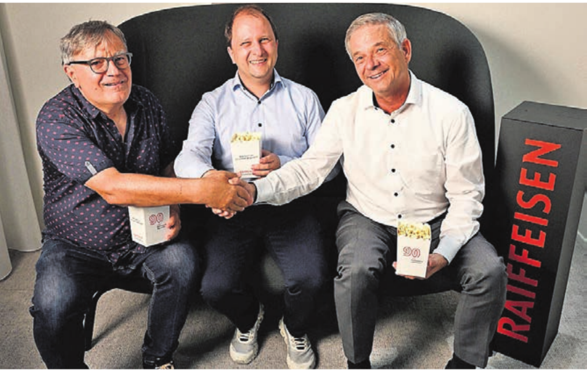 Sponsoring-Verlängerung Raiffeisenbank Oberfreiamt mit Kino Mansarde, von links: Reto Holzgang und Samuel Stroppel, Kino Mansarde, Marc Jordan, Vorsitzender Bankleitung Raiffeisenbank Oberfreiamt.   Bild: zg - Das Bild wird blockiert. – Möglicherweise durch einen aktiven Adblocker.