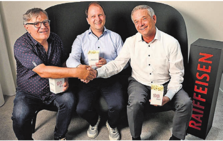 Sponsoring-Verlängerung Raiffeisenbank Oberfreiamt mit Kino Mansarde, von links: Reto Holzgang und Samuel Stroppel, Kino Mansarde, Marc Jordan, Vorsitzender Bankleitung Raiffeisenbank Oberfreiamt.   Bild: zg