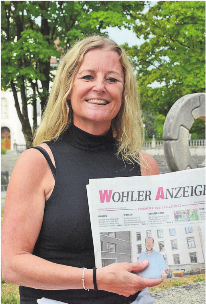 Überraschendes Wiedersehen: Auf der Titelseite des WA entdeckt Karin Hobi Schulleiter Paul Bitschnau. «Der war damals Praktikant, als ich die Bez Wohlen besucht habe», erzählt sie lachend. Bild: Chregi Hansen Überraschendes Wiedersehen: Auf der Titelseite des WA entdeckt Karin Hobi Schulleiter Paul Bitschnau. «Der war damals Praktikant, als ich die Bez Wohlen besucht habe», erzählt sie lachend. Bild: Chregi Hansen