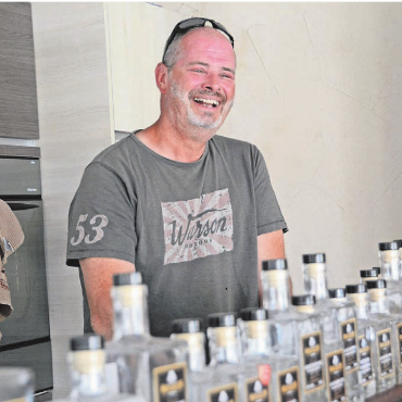 Aroma verkaufen, nicht Alkohol - Daniel Röthlisberger kam als Quereinsteiger zum Brennen. Heute bietet er eine breite Auswahl an prämierten Produkten an – verarbeitet aber auch Früchte von Kunden zu edlen Schnäpsen.    Bild: Chregi Hansen