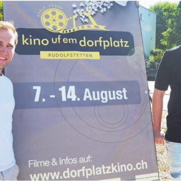 Acht verschiedene Geschichten - Sie freuen sich auf acht Abende im Zeichen des Filmes: «Kino uf em Dorfplatz»-Präsident Stefan Meienberg (rechts) und Vizepräsident Christian Füglistaller.    Bild: Roger Wetli