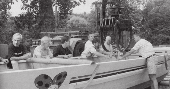 Kapitän Heinz Schertenleib lädt vor der Abfahrt seine Freunde zum Einwassern des überholten MS Chäber ein.    Bild: Archiv