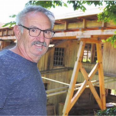 Technologie aus dem Mittelalter - Der Zimmermann im Sagi-Team: Guido Wipf hatte den Lead beim Ersatzneubau des Wasserkanals zur Wyssebacher Sagi. Bild: Thomas Stöckli