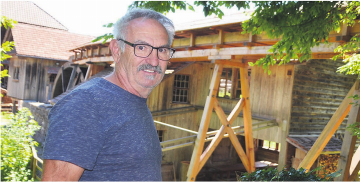 Der Zimmermann im Sagi-Team: Guido Wipf hatte den Lead beim Ersatzneubau des Wasserkanals zur Wyssebacher Sagi. Bild: Thomas Stöckli Der Zimmermann im Sagi-Team: Guido Wipf hatte den Lead beim Ersatzneubau des Wasserkanals zur Wyssebacher Sagi. Bild: Thomas Stöckli