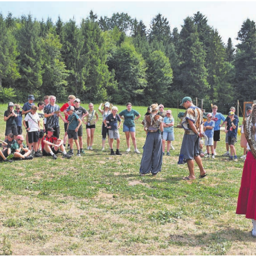 Ferien im Freiamt gemacht - Geländegames standen auf dem Programm. Beim Lagerthema «Mayas» war klar, dass die Bekleidung der Leitung entsprechen farbig wurde. Bilder: Verena Anna Wigger