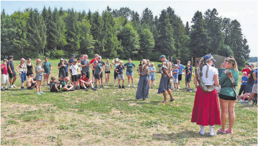 Geländegames standen auf dem Programm. Beim Lagerthema «Mayas» war klar, dass die Bekleidung der Leitung entsprechen farbig wurde. Bilder: Verena Anna Wigger Geländegames standen auf dem Programm. Beim Lagerthema «Mayas» war klar, dass die Bekleidung der Leitung entsprechen farbig wurde. Bilder: Verena Anna Wigger