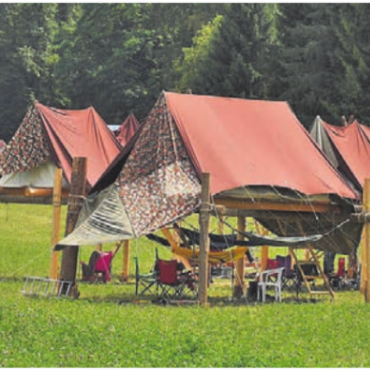 Ferien im Freiamt gemacht - Die hoch gebauten Zelte sollten vor Regenmatsch schützen. Jetzt boten sie Schatten gegen die Sonne.